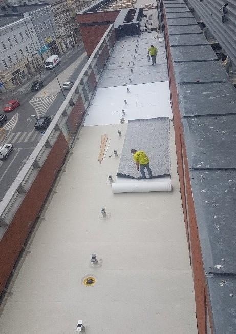 pracownicy na dachu